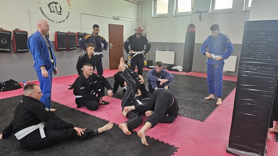 Uczestnicy treningu Alligators BJJ na macie