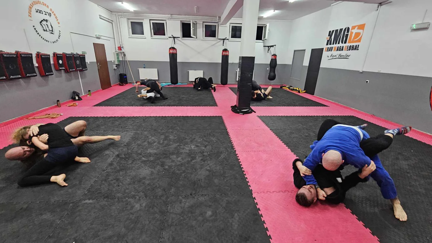 Ćwiczenia w parach na klubowej macie Alligators BJJ